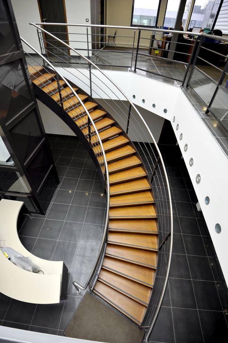 Elegante maßgefertigte Wendeltreppe aus Edelstahl und Glas - HSN Metallbau